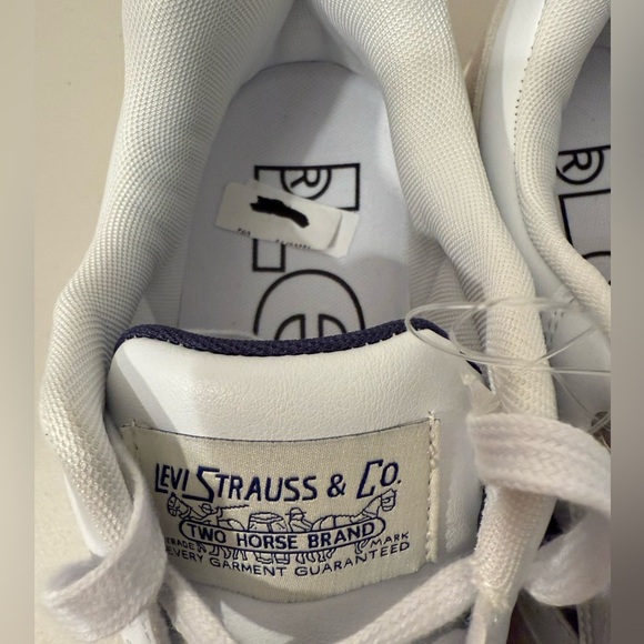 Levi's White and Gray Sneakers with Minimalist Design - Picture 5 of 5